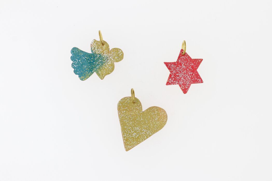 Kinder-Workshop  „Adventlicher Anhänger mit Emaille: Ein Hauch Advent zum Mitnehmen"