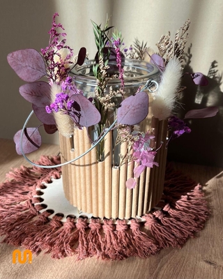 Einweckglas dekoriert mit Blumen als Windlicht